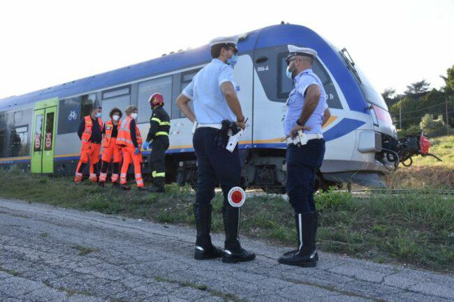 Tragedia sui binari, uomo travolto dal treno a Fontescodella