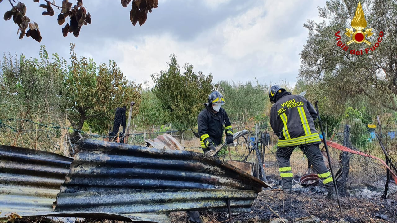Capanno agricolo a fuoco a Falconara: muore un cane, un altro intossicato