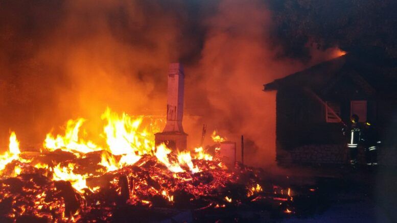 Villavallelonga (L’Aquila): a fuoco un camping dell’area montana