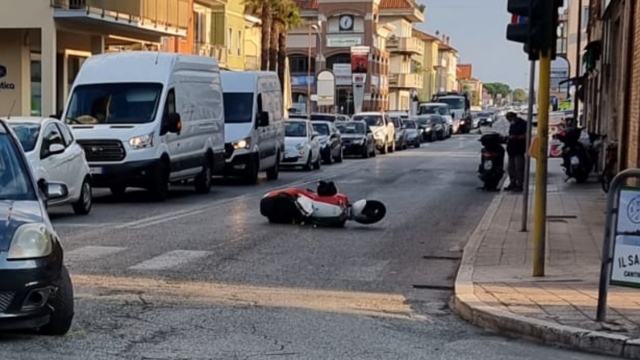 Incidente con lo scooter per un giovane riminese a San Benedetto: trasportato in eliambulanza al Torrette