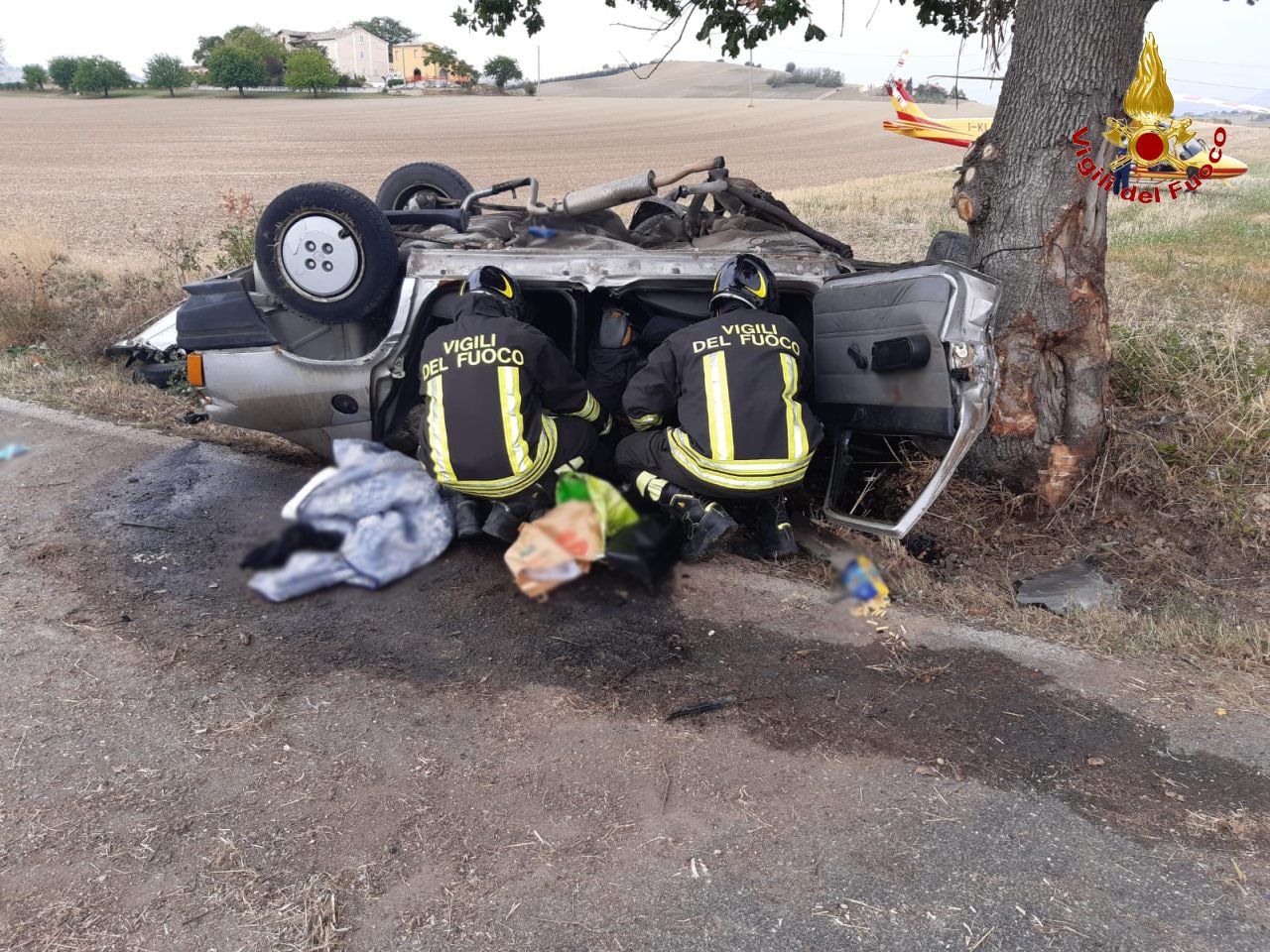 Urbisaglia – Auto contro un albero si ribalta. Conducente in eliambulanza a Torrette di Ancona