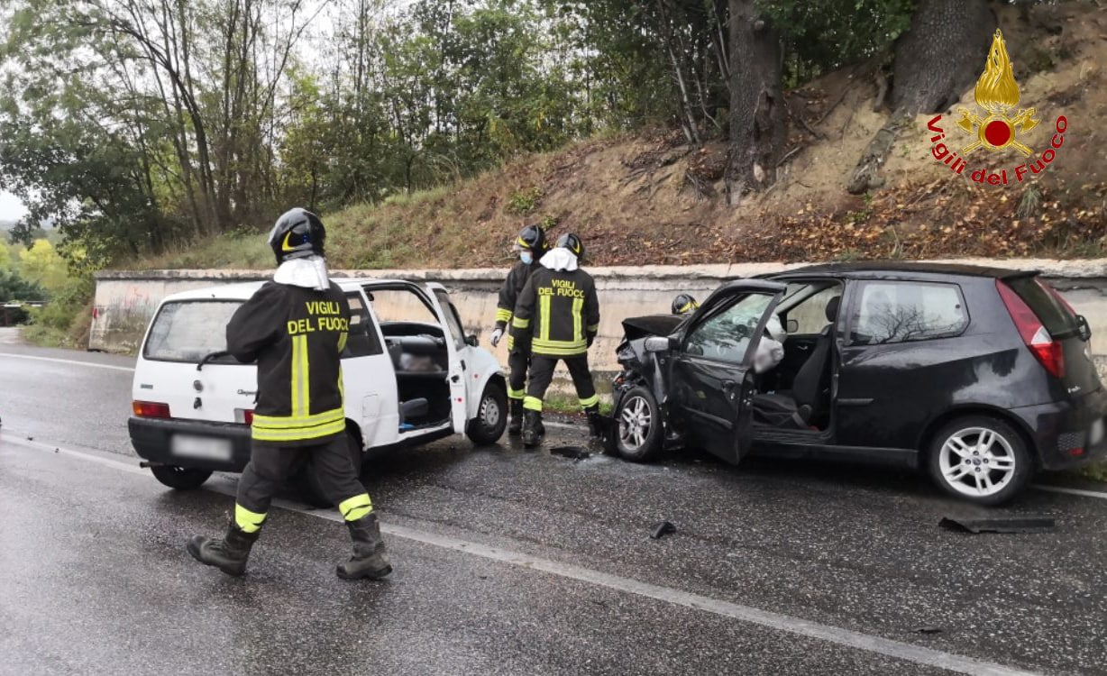 Tremendo schianto tra due auto: gravi i conducenti, arriva l’eliambulanza