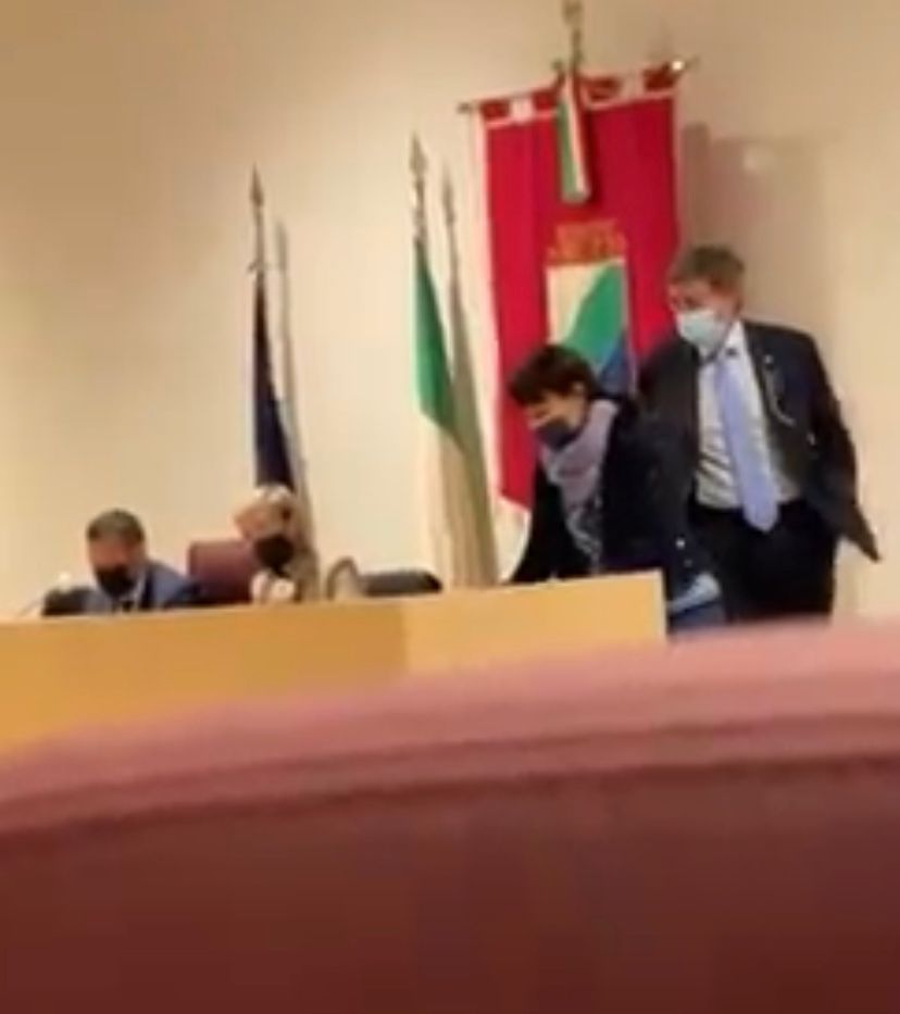 Consiglio Abruzzo: scontro in aula tra Marsilio e Pettinari.   Pentastellato contro governatore: “È pagato per stare in aula”