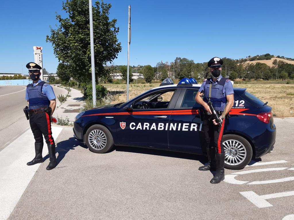 Viaggiava con due pistole giocattolo, denunciato 42enne fermano