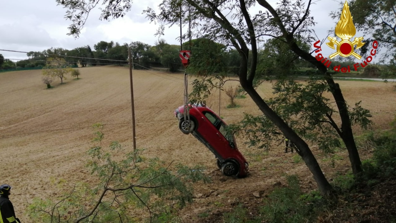 Vola fuori dall’auto in una scarpata