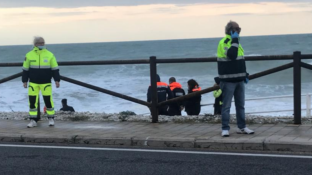 Cadavere sulla riva a Porto Recanati, è un 30enne
