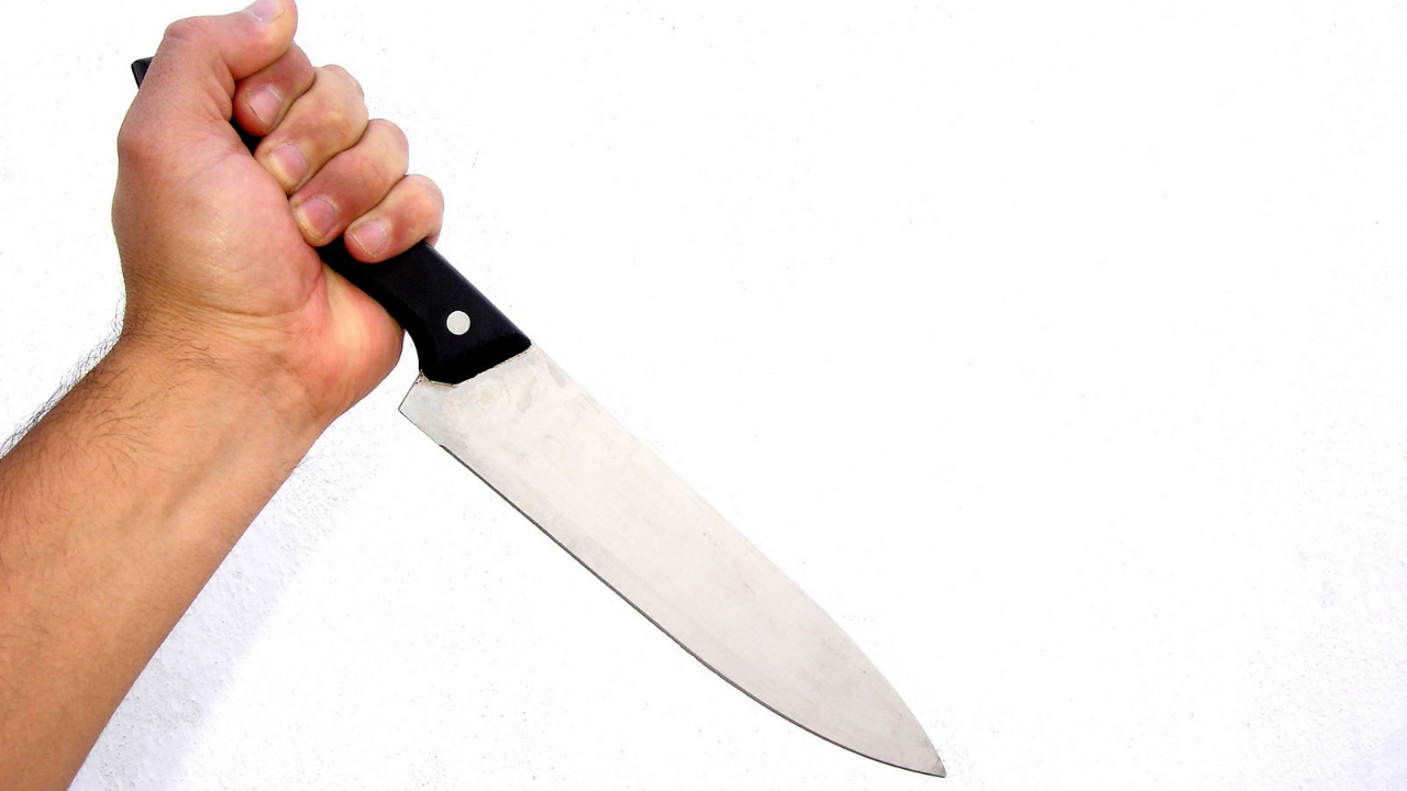 Agli arresti domiciliari litiga con un vicino e lo insegue con un coltello, 35enne in manette
