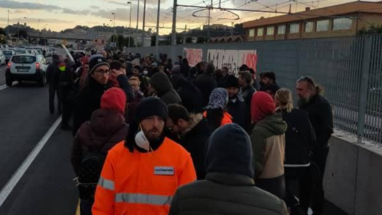 No Green Pass bloccano accesso al porto di Ancona. Alle 13 intervento delle forze dell’ordine che liberano le stradeerai, studenti, trasportatori e centri sociali