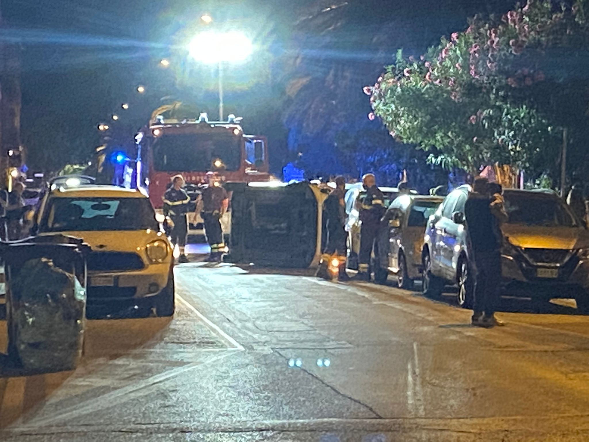 Auto si rovescia in via Colombo, giovane ferito