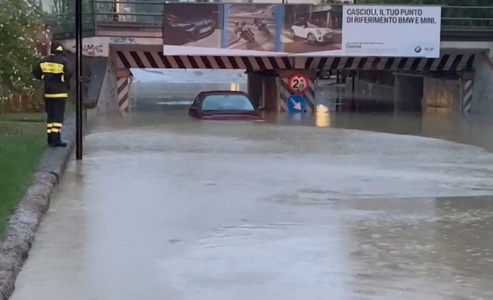 Maltempo: strade come fiumi, auto intrappolata nel sottopasso