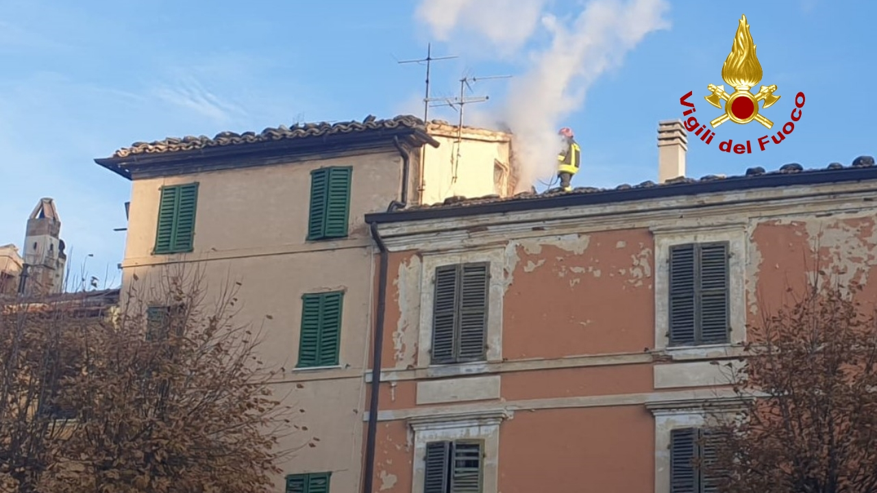 Va a fuoco la canna fumaria, intervento dei Vigili del Fuoco