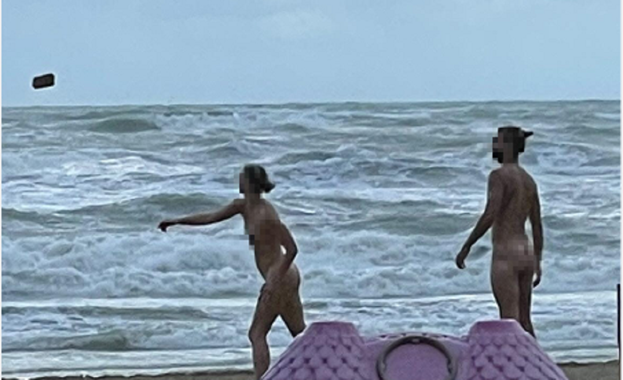 Nudi in spiaggia nonostante freddo, pioggia e mare in tempesta