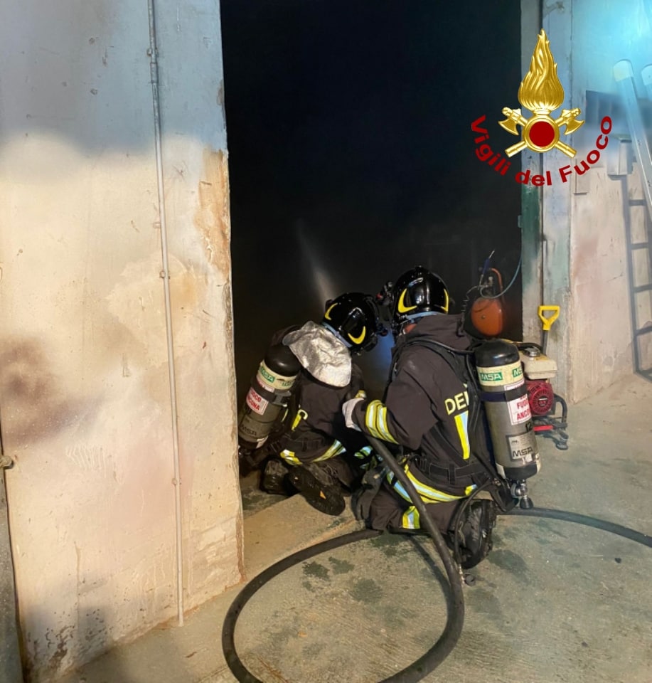 Senigallia, incendio in un laboratorio di falegnameria