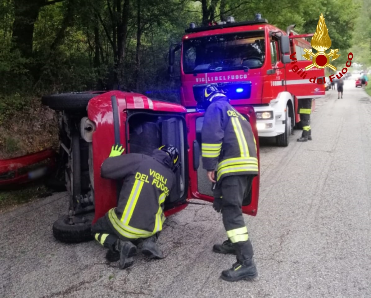 Schianto e auto ribaltata