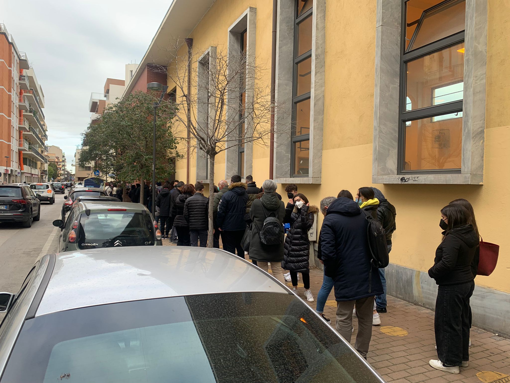 Pescara: tamponi per gli studenti, lunga coda davanti al liceo Galilei