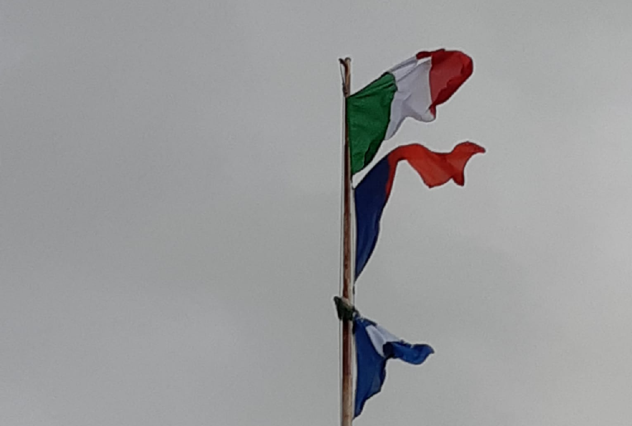 Nuove bandiere in Piazza Giorgini