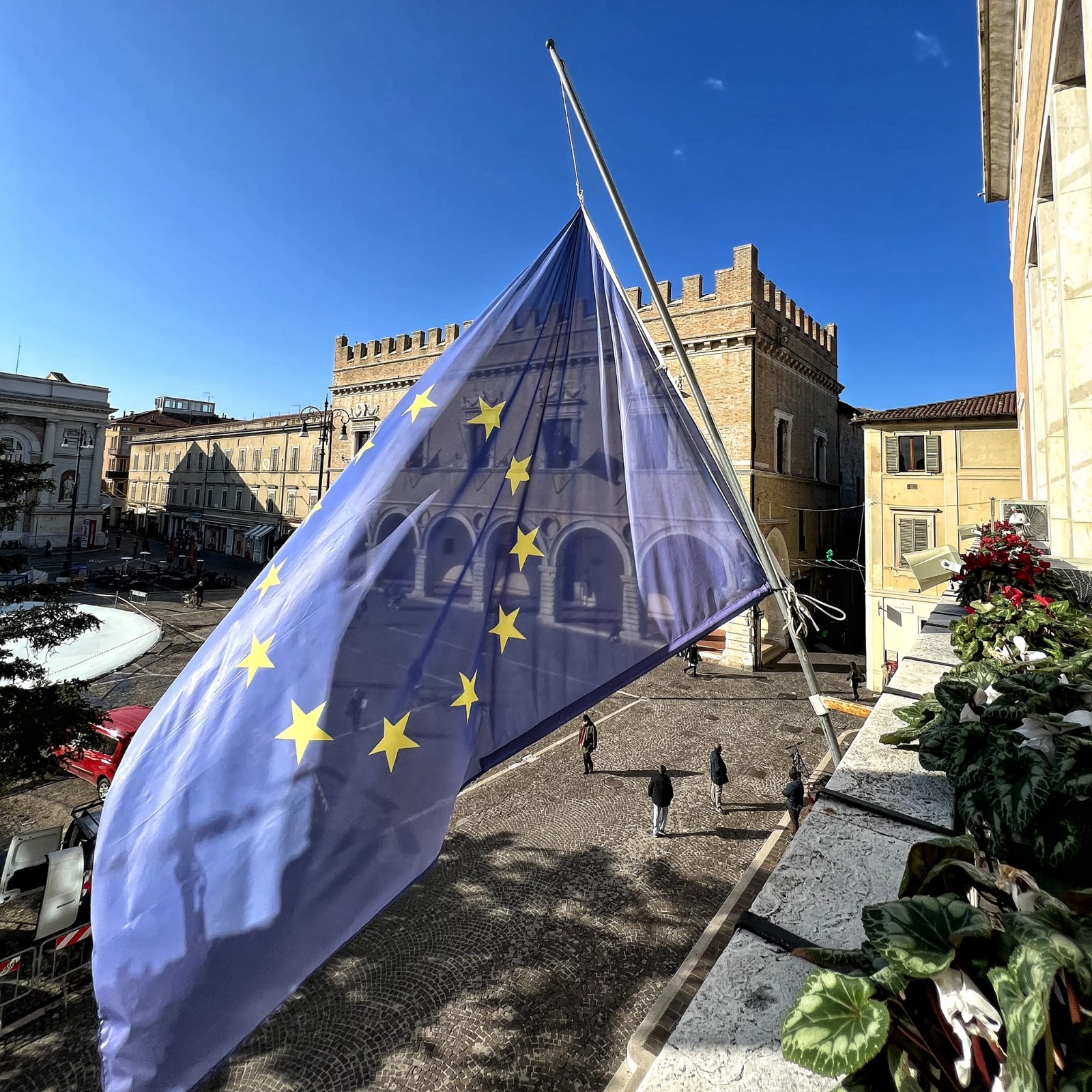 A Pesaro bandiera europea a mezz’asta per ricordare David Sassoli