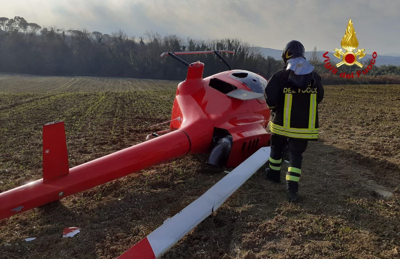 Velivolo leggero si inclina in atterraggio, passeggeri illesi