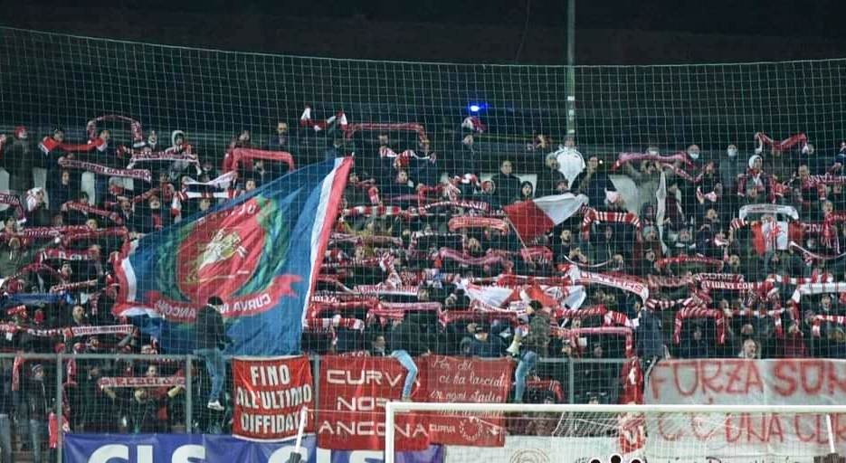 Ancona Matelica, gli ultras restano fuori dallo stadio: “Pandemia, attività sospesa”