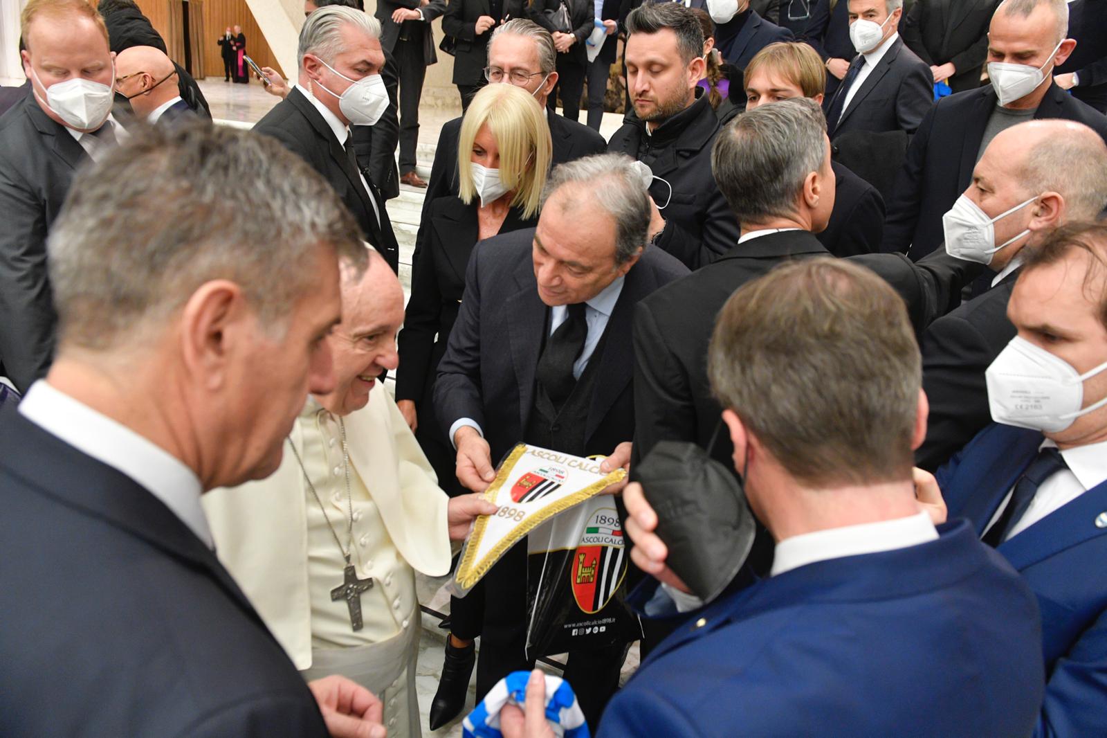 La Lega di Serie B in udienza dal Papa, consegnato a Bergoglio il gagliardetto dell’Ascoli