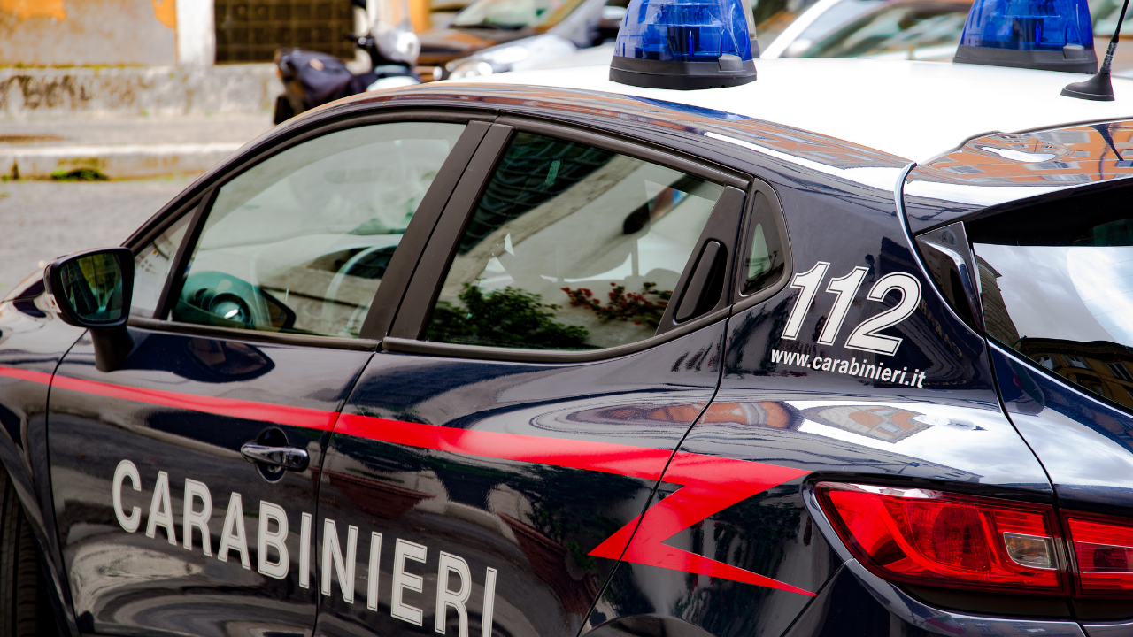 Esce di casa con le stampelle per andare in banca, anziana aiutata dai Carabinieri