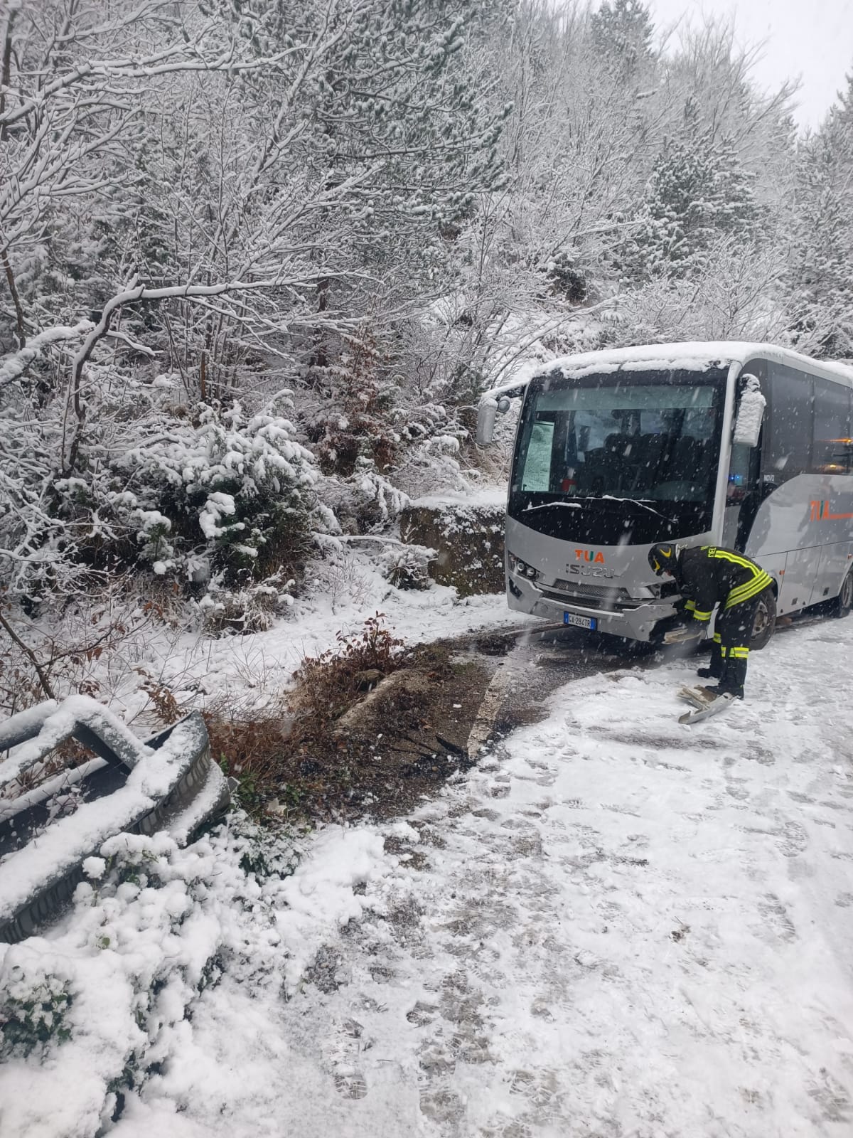 Neve nel Teramano, minibus Tua finisce contro il guardrail