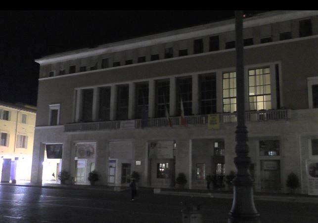 “Luci spente nei Comuni”, iniziativa conclusa: a Pesaro Piazza del Popolo al buio per 30 minuti
