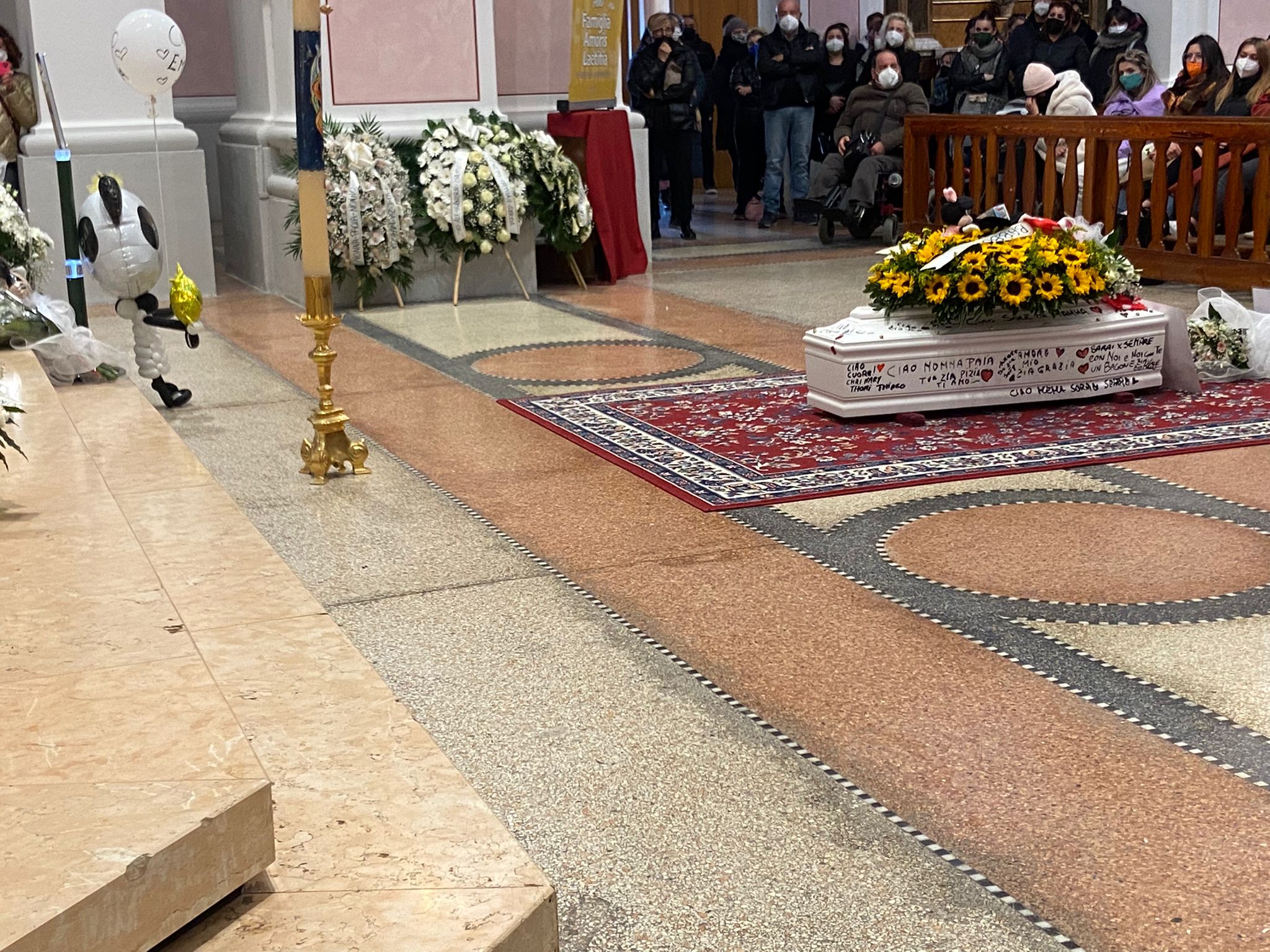 Morte di Emma – La bara bianca in Cattedrale, Don Patrizio: “Non abbiamo più lacrime”