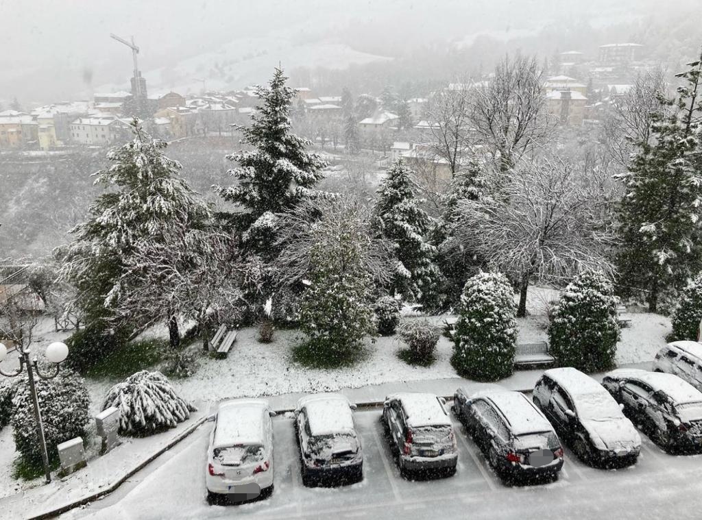 Maltempo: nevica nell’Ascolano, disagi per vento nel Pesarese