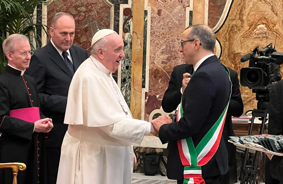 Il sindaco Ricci ricevuto da Papa Francesco insieme alla delegazione Anci