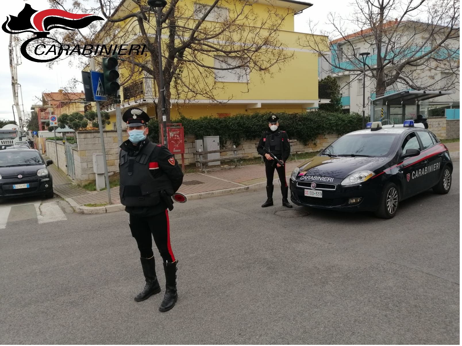 Minaccia e aggredisce i carabinieri, 25enne arrestato