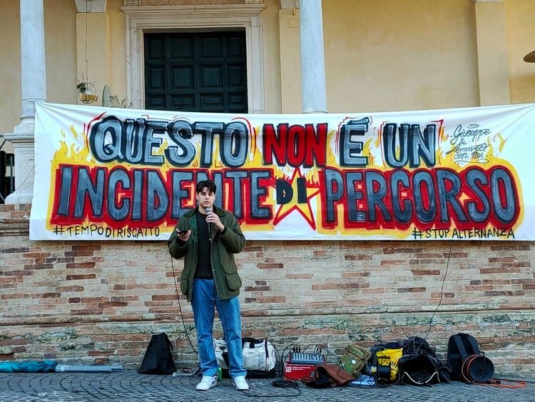 Studenti in piazza a Fermo, con loro anche i genitori di Giuseppe Lenoci