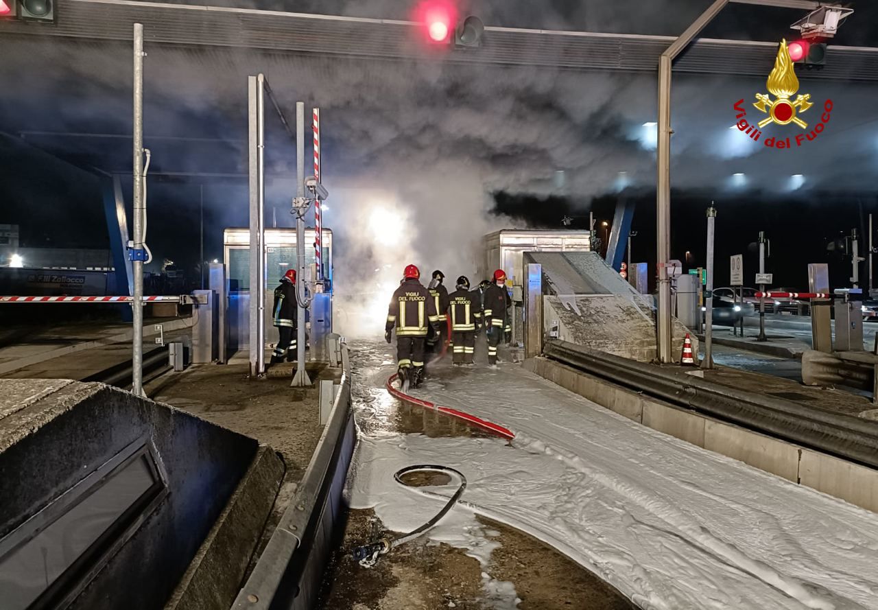 Auto a fuoco, si incendia anche il casello autostradale