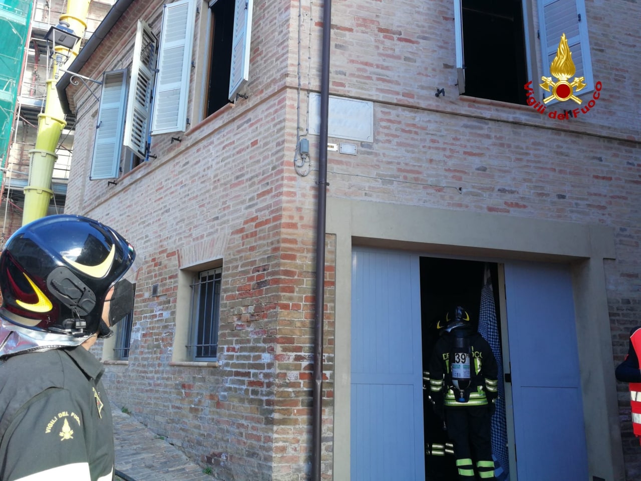 Ex imprenditore morto nell’incendio in casa, nessuna bruciatura sul corpo: ipotesi esalazioni