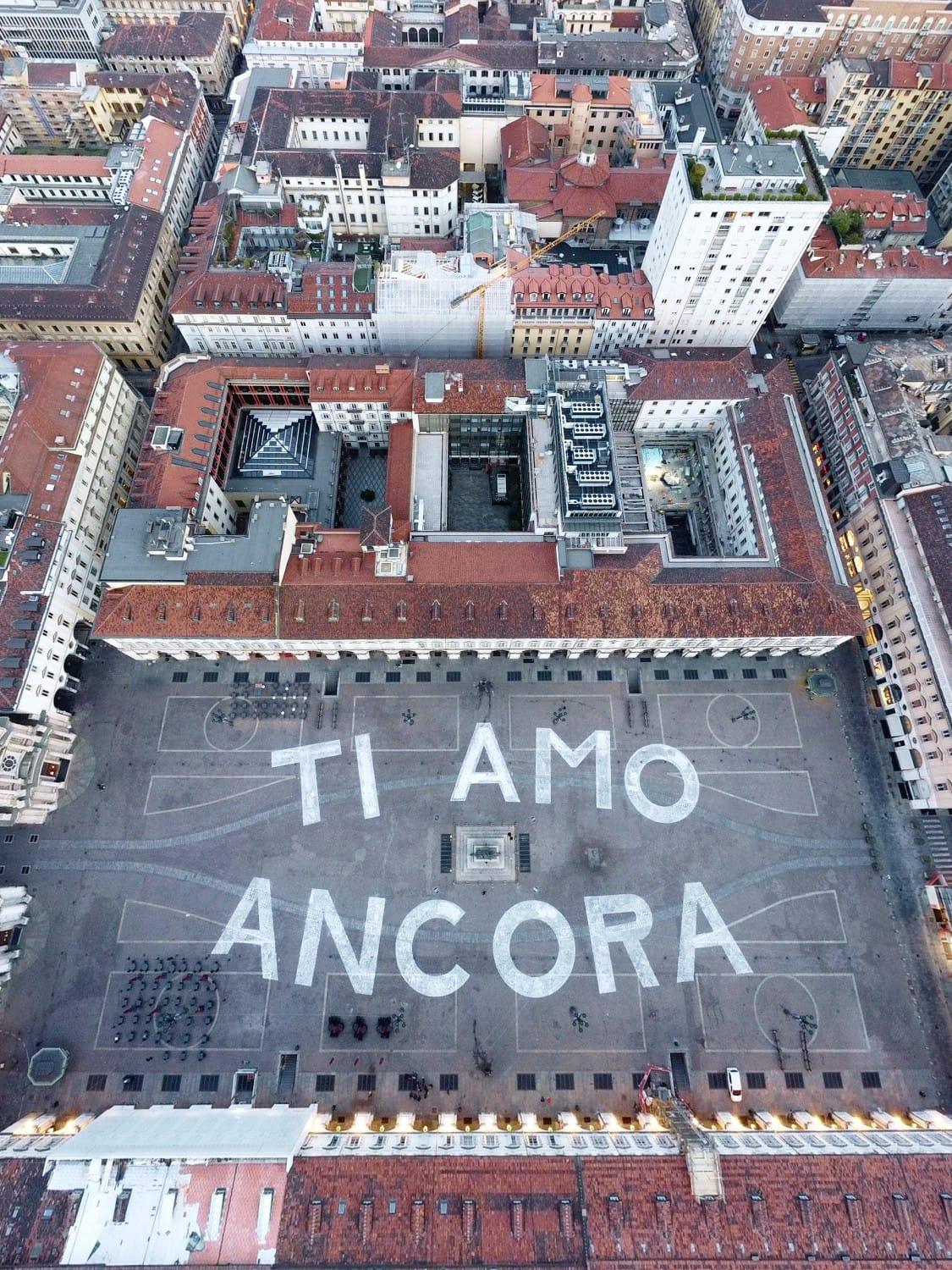 Dichiarazione d’amore della band “Eugenio in via Gioia”, scritta gigantesca in Piazza Salotto