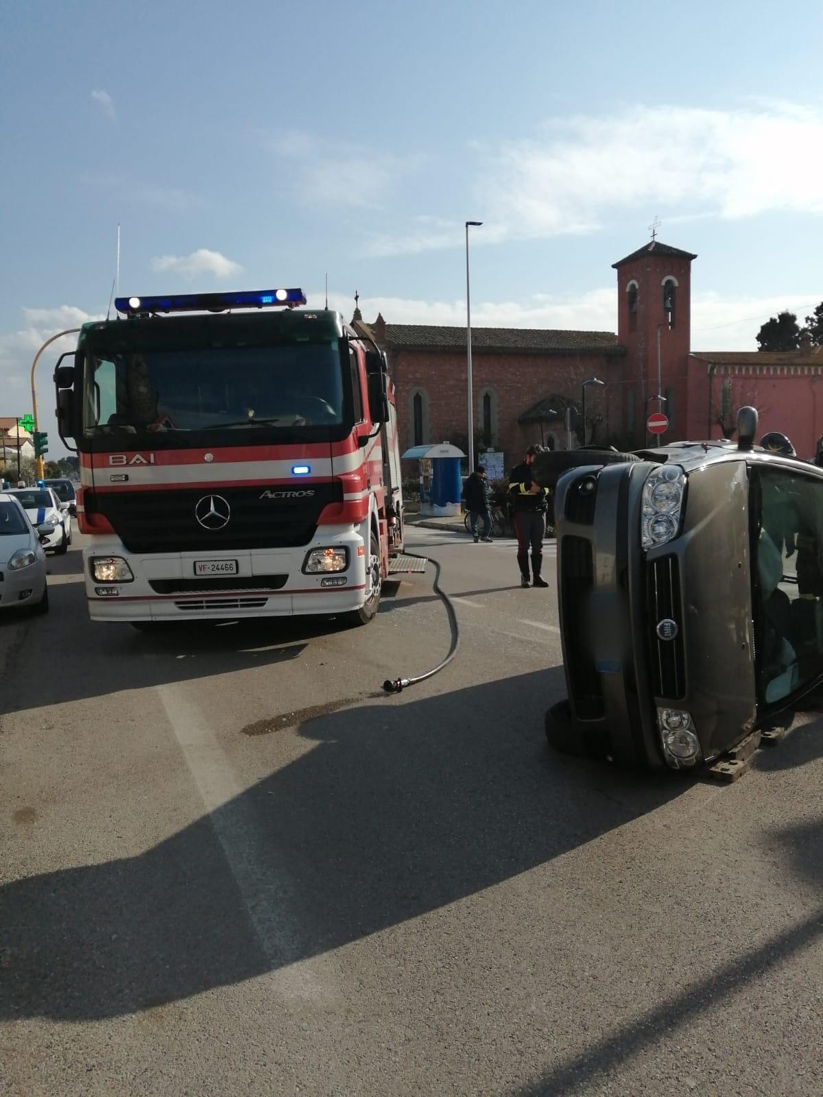 Tamponamento e auto ribaltata, anziana incastrata estratta dai vigili del fuoco