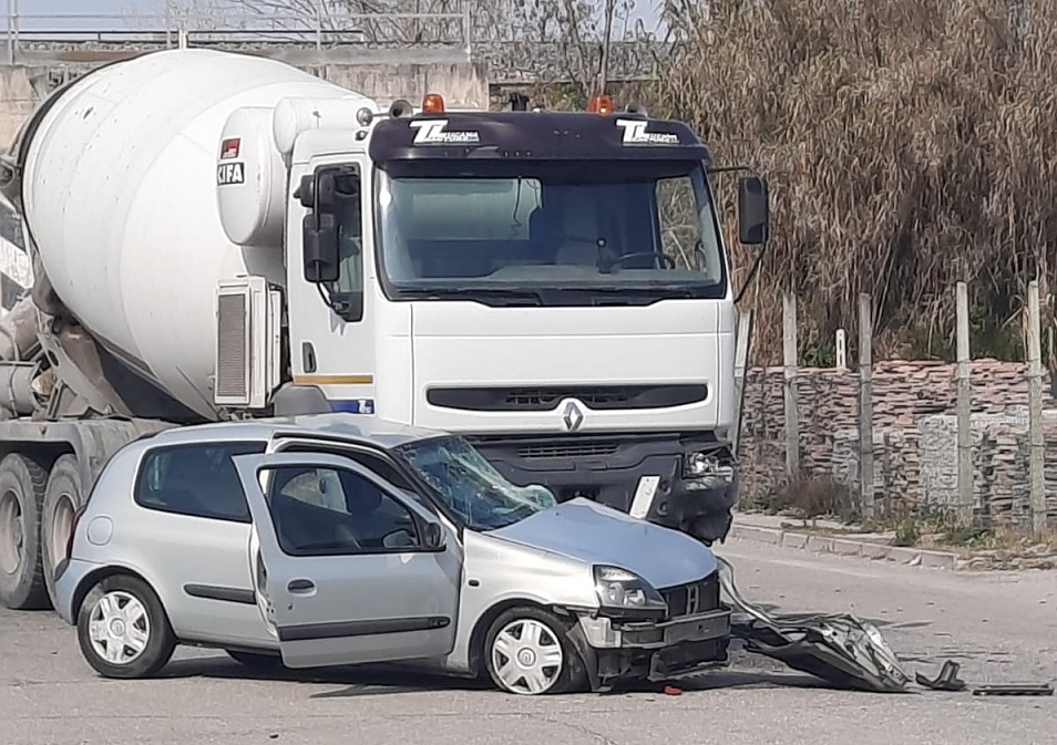 Schianto tra auto e betoniera, grave incidente a Maltignano