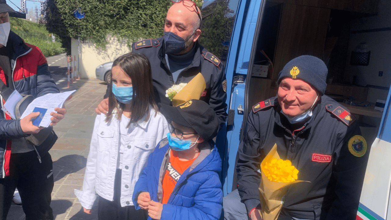 L’omaggio floreale dei bambini ucraini ai volontari e ai poliziotti di Pescara