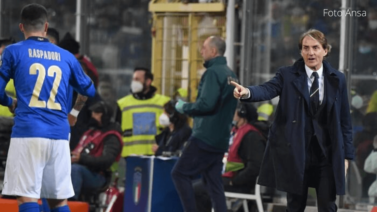 Nazionale flop, gli amici del Ct: “Mancini resti sulla panchina azzurra”