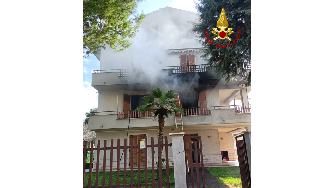Appartamento a fuoco, famiglia evacuata
