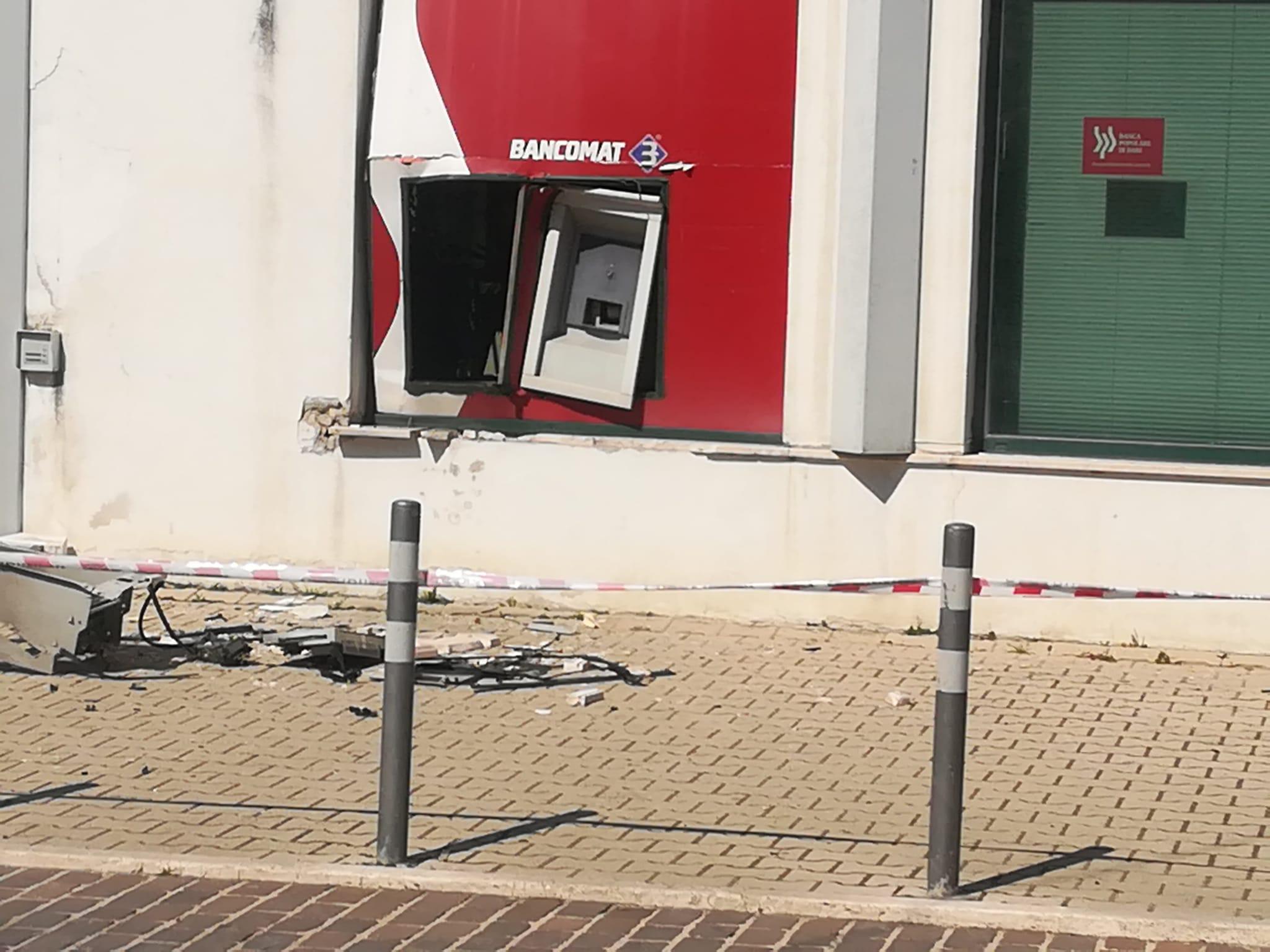 Esplosione al bancomat, ma i malviventi fuggono via senza bottino