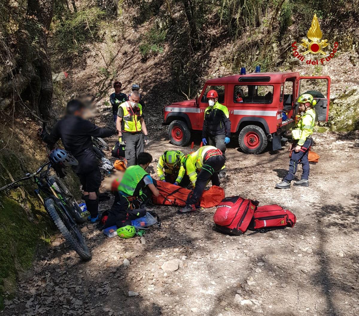 Ciclista cade nei sentieri del monte Conero. Sul posto i medici dell’eliambulanza