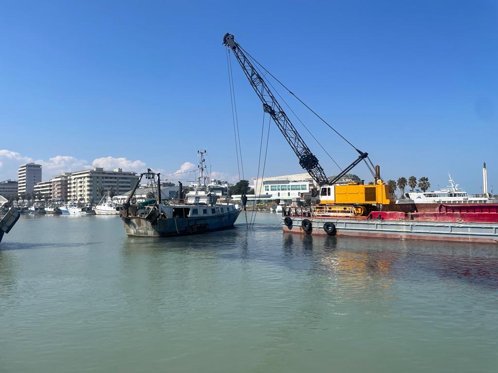 Peschereccio incagliato al Porto di Pescara, Sospiri: “Operazioni di dragaggio in corso”