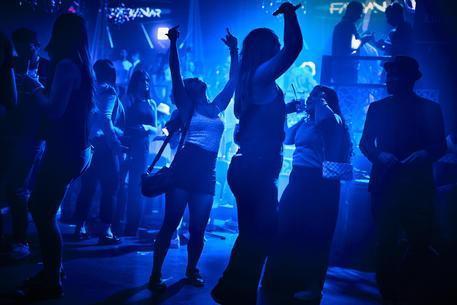 Focolaio dopo feste in discoteca, Asur: “i giovani hanno l’influenza di tipo A”