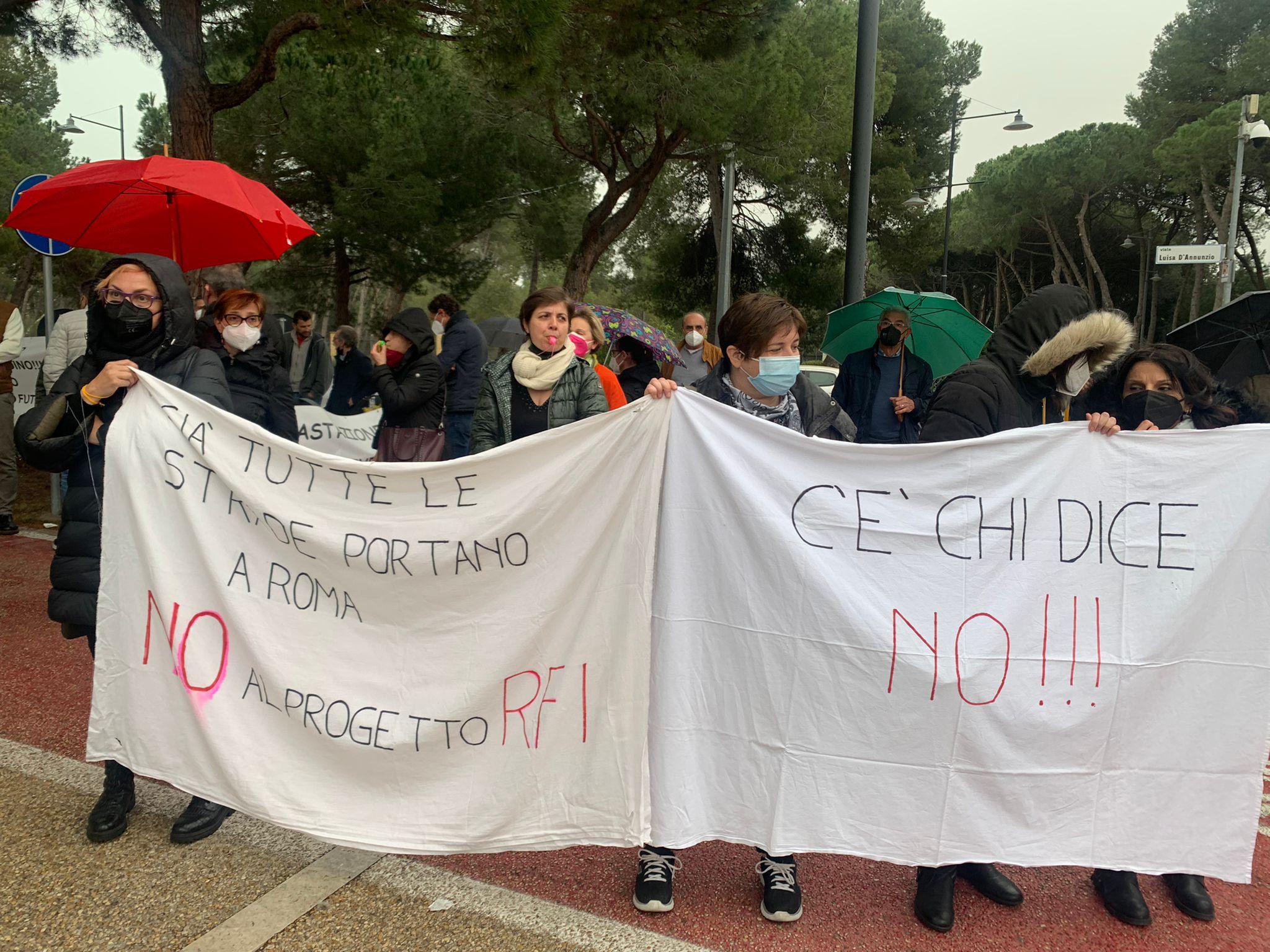 No al raddoppio ferroviario Pescara – Roma, la protesta dei 100 fischietti