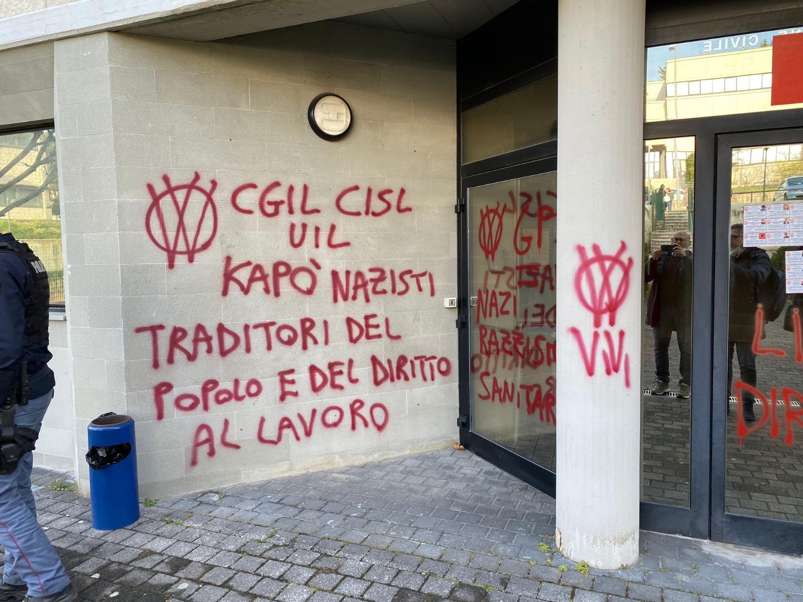 Atti vandalici alla sede della Cgil Marche. “Non ci fermeremo”