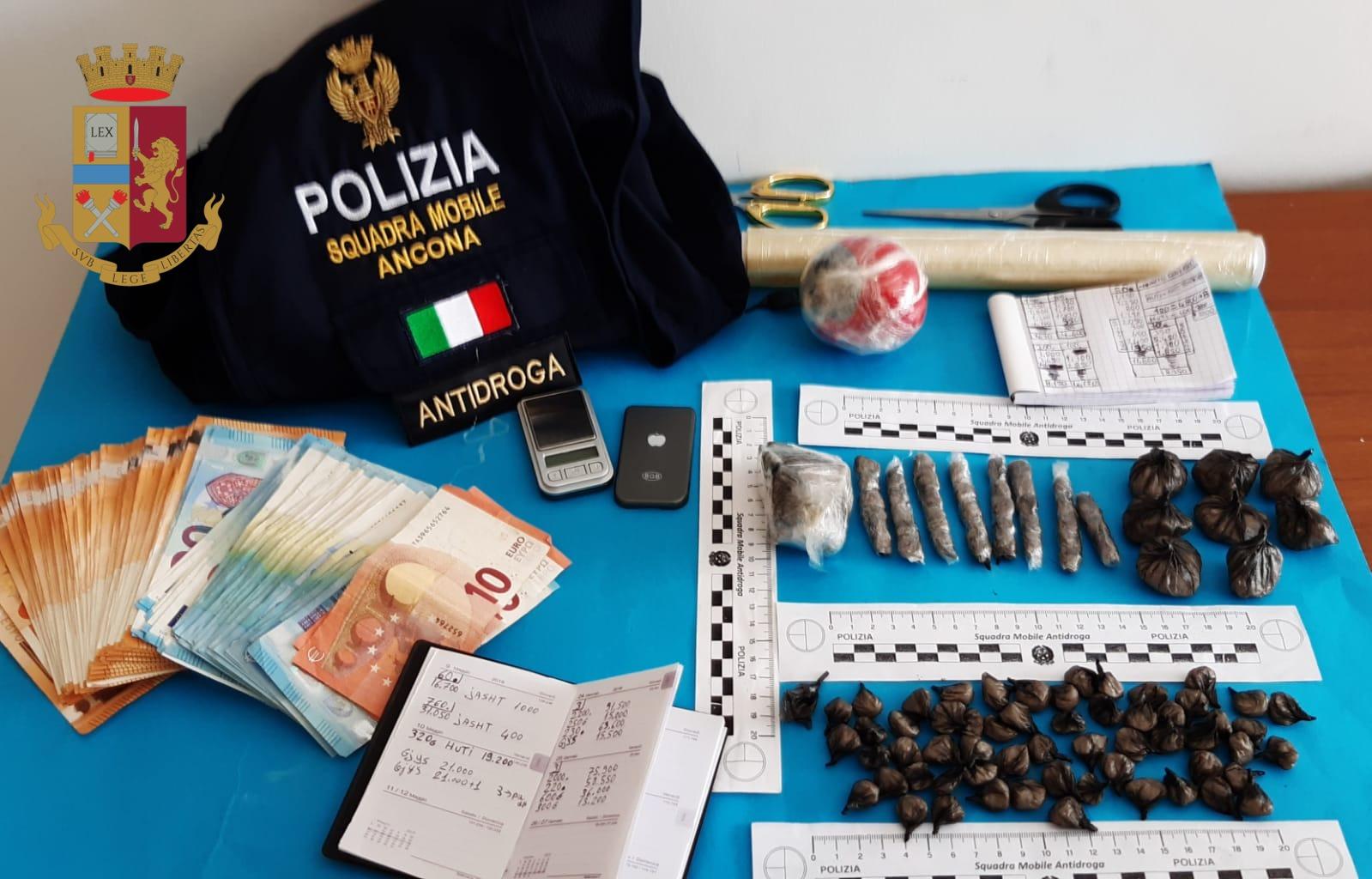 Trovato in possesso di 104 involucri di cocaina purissima. Arrestato giovane albanese