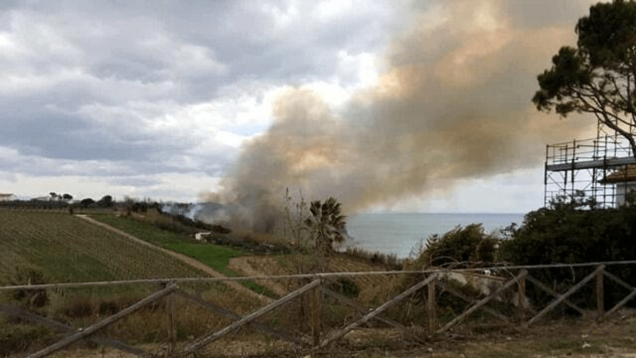 Esplode un ordigno bellico: incendio nella Riserva di Punta Ferruccio