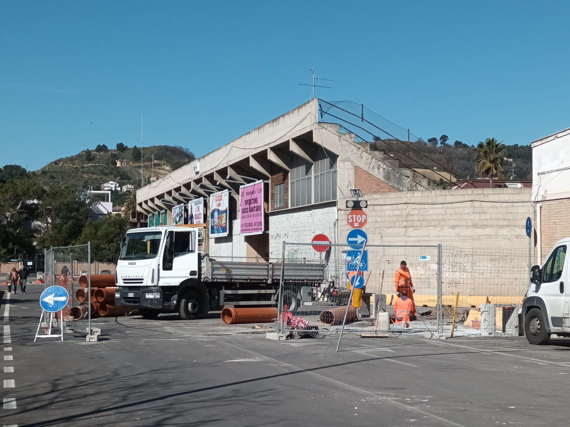 Lavori al Ballarin e mercato, task force dei vigili per limitare i disagi al traffico