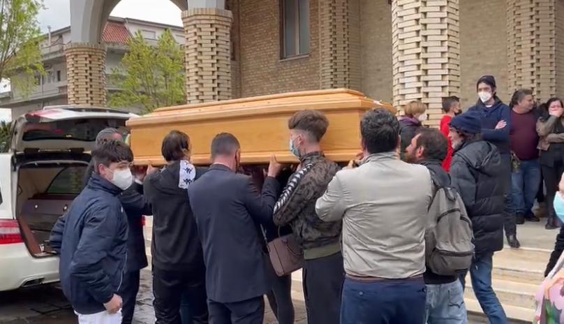 Chiesa piena per i funerali di Michael, il giovane travolto dal treno ad Alba